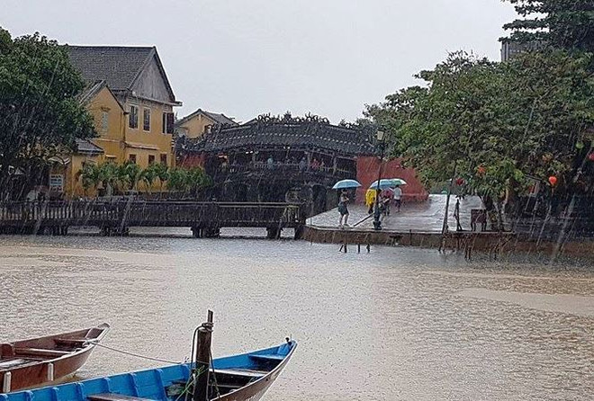 Dans la vieille ville de Hôi An, la pluie du matin réjouit le pèlerin ảnh 1