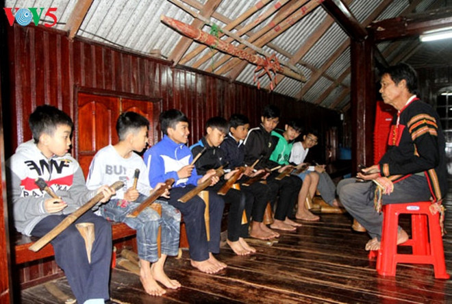 Pour que les gongs continuent de résonner ảnh 2