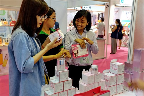 Des Vietnamiennes prêtes à dépenser pour des produits cosmétiques importés ảnh 1 Des Vietnamiennes prêtes à dépenser pour des produits cosmétiques importés ảnh 1