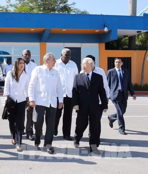 Les visites du leader du PCV dynamisent les liens avec la France et Cuba ảnh 2