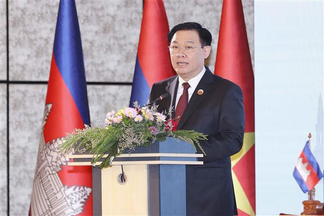Le président de l’AN Vuong Dinh Hue au premier Sommet parlementaire Cambodge-Laos-Vietnam ảnh 2 Le président de l’AN Vuong Dinh Hue au premier Sommet parlementaire Cambodge-Laos-Vietnam ảnh 2