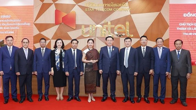 Le président de l'Assemblée nationale Vuong Dinh Huê visite la société Star Telecom au Laos ảnh 1 Le président de l'Assemblée nationale Vuong Dinh Huê visite la société Star Telecom au Laos ảnh 1
