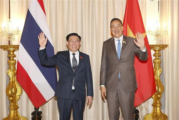 Le président de l'AN Vuong Dinh Hue rencontre le Premier ministre thaïlandais ảnh 1 Le président de l'AN Vuong Dinh Hue rencontre le Premier ministre thaïlandais ảnh 1
