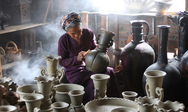 Dans le Centre, les tenants de l’art de la poterie du peuple Chăm sont ravis ảnh 1 Dans le Centre, les tenants de l’art de la poterie du peuple Chăm sont ravis ảnh 1