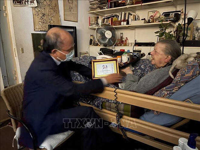 Remise d'un souvenir à Mme Madeleine Riffaud, amie proche du peuple vietnamien ảnh 1 Remise d'un souvenir à Mme Madeleine Riffaud, amie proche du peuple vietnamien ảnh 1