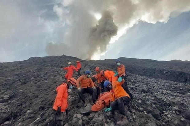 Le bilan des victimes d'un volcan en Indonésie s'élève à 22 ảnh 1 Le bilan des victimes d'un volcan en Indonésie s'élève à 22 ảnh 1