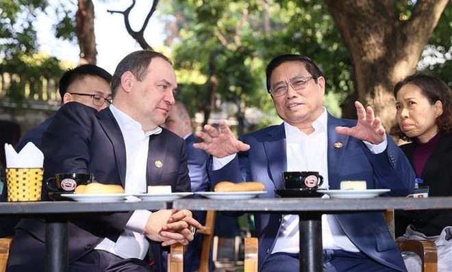 Vietnam-Biélorussie: les deux PM visitent la tour du drapeau de Hanoï et dégustent le café vietnamien ảnh 2 Vietnam-Biélorussie: les deux PM visitent la tour du drapeau de Hanoï et dégustent le café vietnamien ảnh 2