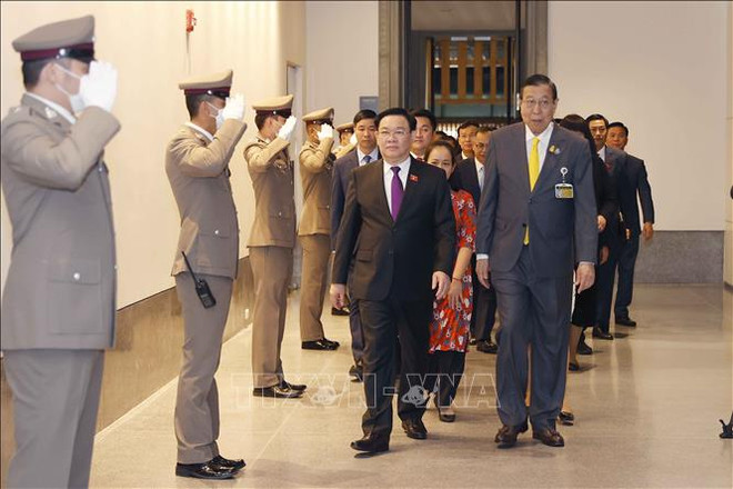 Le président de l’AN du Vietnam rencontre le président du Sénat thaïlandais ảnh 1 Le président de l’AN du Vietnam rencontre le président du Sénat thaïlandais ảnh 1