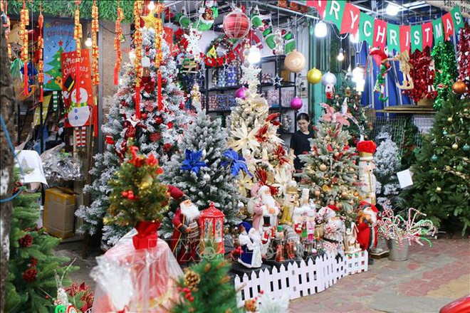 Les produits vietnamiens ont tendance à dominer le marché de Noël ảnh 1
