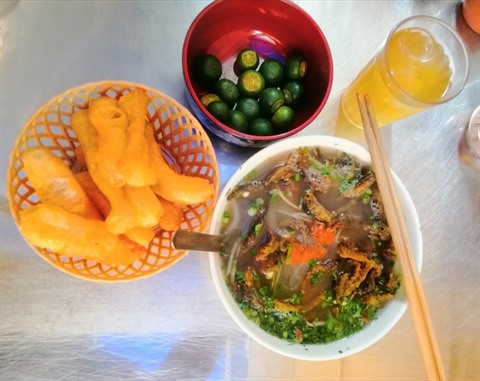 En attendant un bol de soupe de vermicelles aux anguilles parfait ảnh 1