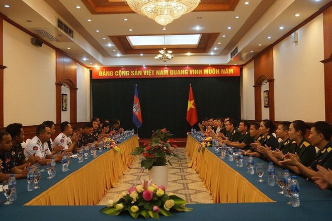 Echange entre des jeunes officiers vietnamiens et cambodgiens ảnh 1 Echange entre des jeunes officiers vietnamiens et cambodgiens ảnh 1