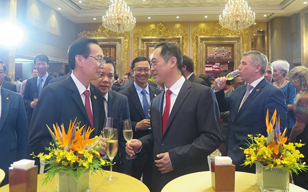 Une rencontre marque le 69e anniversaire de la fête nationale de Chine ảnh 1