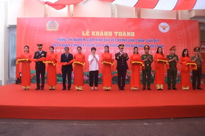 Inauguration d’une salle d’analyse de traces ảnh 1