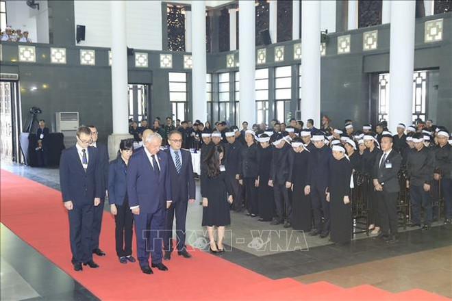 Environ 50.000 Vietnamiens et étrangers rendent hommage au président Tran Dai Quang ảnh 2 Environ 50.000 Vietnamiens et étrangers rendent hommage au président Tran Dai Quang ảnh 2