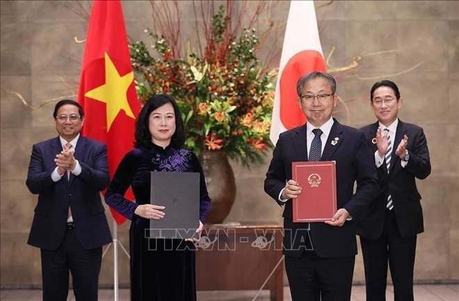 Le PM Pham Minh Chinh s'entretient avec son homologue japonais Kishida Fumio ảnh 2