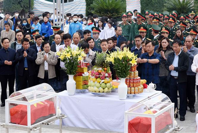 Dien Bien : inhumation des restes de soldats volontaires vietnamiens tombés au Laos ảnh 1 Dien Bien : inhumation des restes de soldats volontaires vietnamiens tombés au Laos ảnh 1