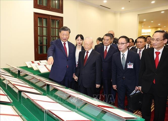 Des journaux lao parlent de la visite d'État du dirigeant chinois Xi Jinping au Vietnam ảnh 1 Des journaux lao parlent de la visite d'État du dirigeant chinois Xi Jinping au Vietnam ảnh 1
