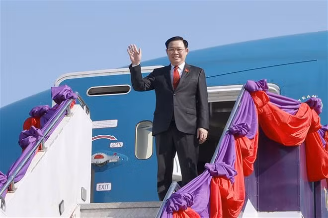 Le président de l’Assemblée nationale Vuong Dinh Hue termine avec succès sa tournée au Laos et en Thaïlande ảnh 2