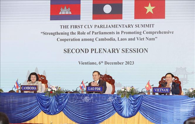 Le président de l’Assemblée nationale Vuong Dinh Hue termine avec succès sa tournée au Laos et en Thaïlande ảnh 1 Le président de l’Assemblée nationale Vuong Dinh Hue termine avec succès sa tournée au Laos et en Thaïlande ảnh 1