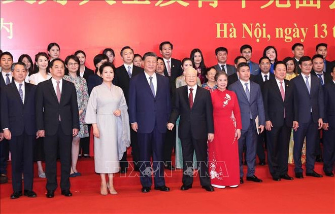 Le secrétaire général du PCV Nguyen Phu Trong et le dirigeant chinois Xi Jinping rencontrent des partisans de l’amitié des deux pays ảnh 1 Le secrétaire général du PCV Nguyen Phu Trong et le dirigeant chinois Xi Jinping rencontrent des partisans de l’amitié des deux pays ảnh 1