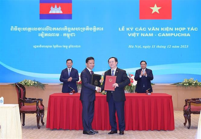 Entretien entre les Premiers ministres vietnamien et cambodgien ảnh 2