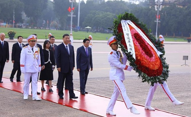 Le secrétaire général et président chinois Xi Jinping rend hommage au Président Ho Chi Minh ảnh 1
