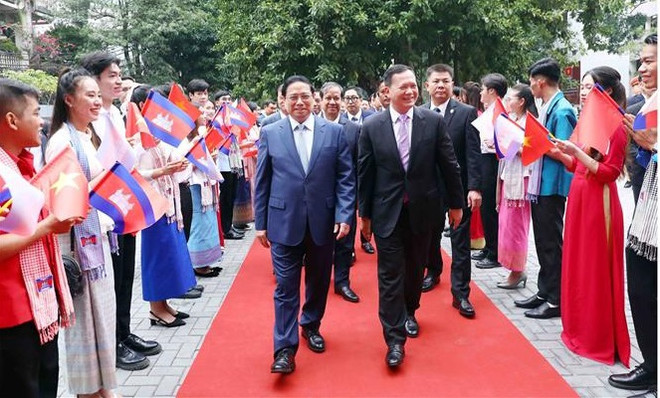 Les Premiers ministres vietnamien et cambodgien assistent à un échange avec des étudiants à Hanoï ảnh 1 Les Premiers ministres vietnamien et cambodgien assistent à un échange avec des étudiants à Hanoï ảnh 1
