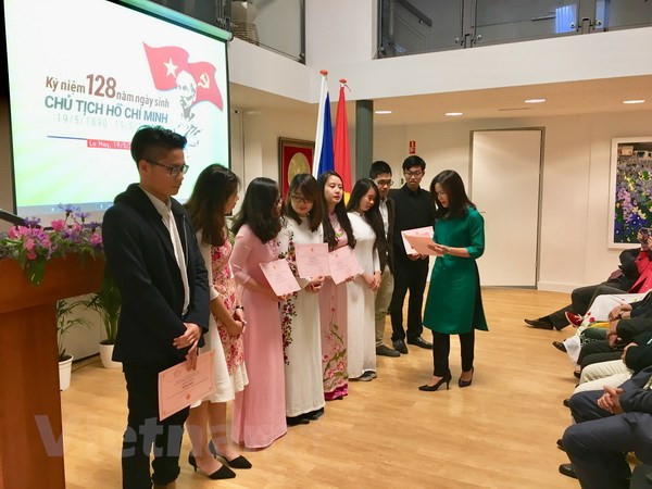 Des activités aux Pays-Bas et au Canada marquent l'anniversaire du président Ho Chi Minh ảnh 1 Des activités aux Pays-Bas et au Canada marquent l'anniversaire du président Ho Chi Minh ảnh 1