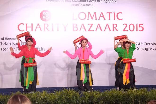 La diplomatie vietnamienne fait de l'humanitaire à Singapour ảnh 1