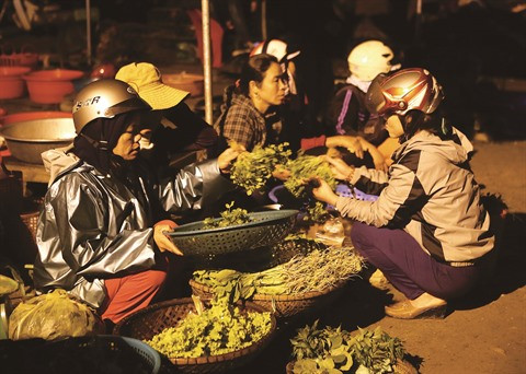 À Cao Thuong, un marché nocturne aux frontières du réel ảnh 2 À Cao Thuong, un marché nocturne aux frontières du réel ảnh 2