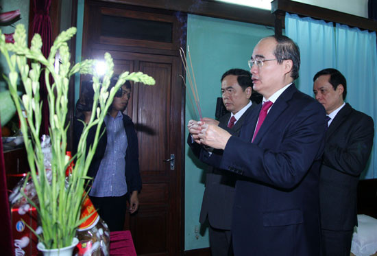 Le président du Front de la Patrie du Vietnam rend hommage au Président Hô Chi Minh ảnh 1 Le président du Front de la Patrie du Vietnam rend hommage au Président Hô Chi Minh ảnh 1