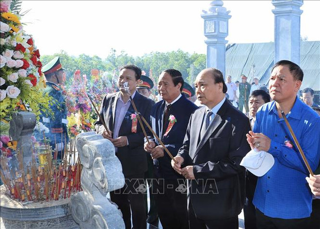 Le PM Nguyen Xuan Phuc assiste à la cérémonie d'inauguration du Temple des Martyrs à Quang Nam ảnh 1