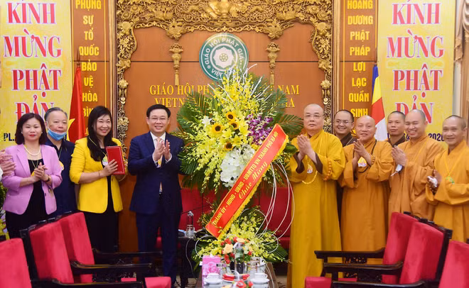 Naissance de Bouddha : le secrétaire du Comité du Parti de Hanoi présente ses salutations ảnh 1
