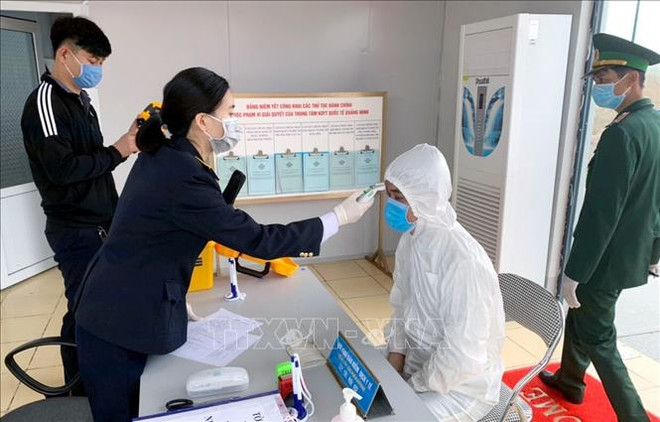 COVID-19 : Dédouanement du premier lot de marchandises via le pont Bac Luân II ảnh 1