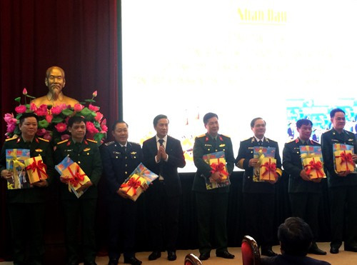 Livre sur le Président et Secrétaire général du Parti offert aux soldats ảnh 1 Livre sur le Président et Secrétaire général du Parti offert aux soldats ảnh 1