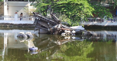 Hanoï: L’épave du bombardier B52 dans le lac Huu Tiêp, un souvenir de guerre ảnh 1 Hanoï: L’épave du bombardier B52 dans le lac Huu Tiêp, un souvenir de guerre ảnh 1