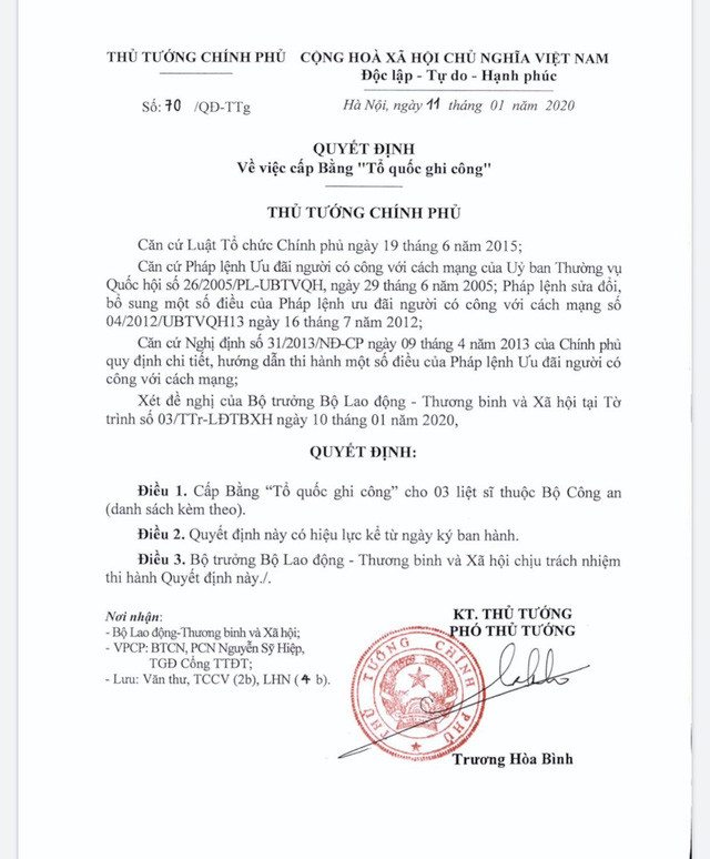 Affaire de Dong Tam : Des certificats de mérite national décernés à trois policiers sacrifiés ảnh 1 Affaire de Dong Tam : Des certificats de mérite national décernés à trois policiers sacrifiés ảnh 1