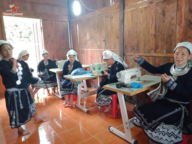 Comment les Dao Tiên préservent-ils leurs brocatelles traditionnelles? ảnh 1  Comment les Dao Tiên préservent-ils leurs brocatelles traditionnelles? ảnh 1