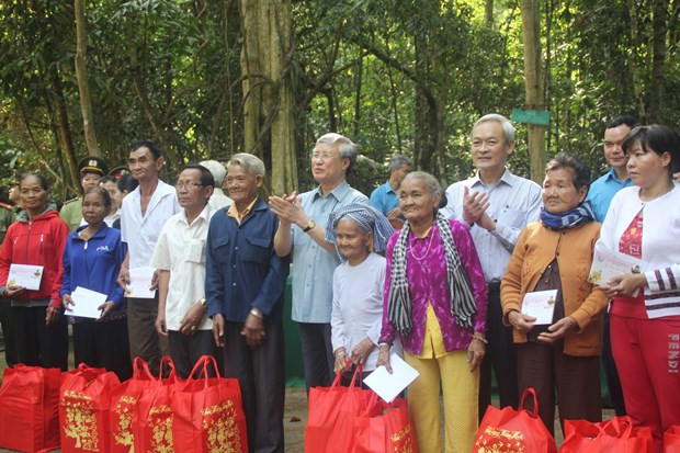Têt : Des dirigeants offrent des cadeaux aux habitants des localités ảnh 1 Têt : Des dirigeants offrent des cadeaux aux habitants des localités ảnh 1