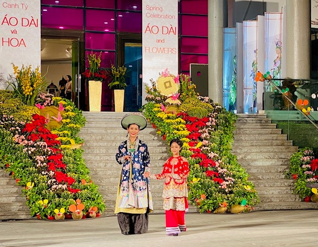 «L’ao dai et des fleurs» embellissent le printemps 2020 ảnh 1 «L’ao dai et des fleurs» embellissent le printemps 2020 ảnh 1