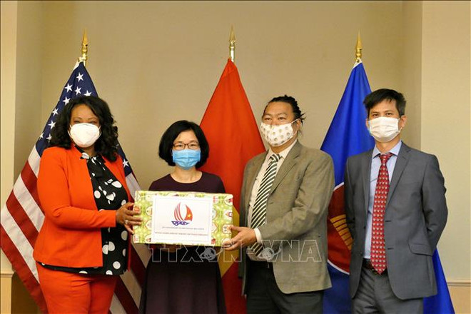 L'ambassade du Vietnam aux États-Unis offre des masques à Washington ảnh 1 L'ambassade du Vietnam aux États-Unis offre des masques à Washington ảnh 1