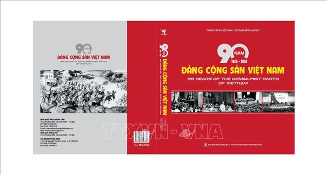 Publication d'un livre photo sur les 90 ans d'histoire du Parti communiste du Vietnam ảnh 1 Publication d'un livre photo sur les 90 ans d'histoire du Parti communiste du Vietnam ảnh 1