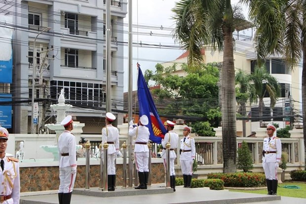 Le Laos hisse le drapeau de l’ASEAN pour célébrer le 53e anniversaire de l'ASEAN ảnh 1 Le Laos hisse le drapeau de l’ASEAN pour célébrer le 53e anniversaire de l'ASEAN ảnh 1