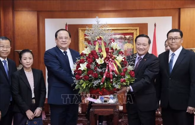 Fête nationale du Vietnam: félicitations des dirigeants des ministères et des branches du Laos ảnh 1