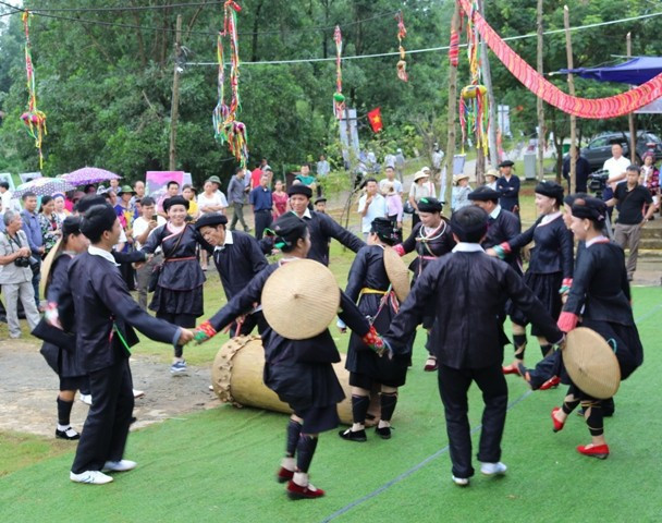 La danse au tambour des Giay ảnh 1  La danse au tambour des Giay ảnh 1