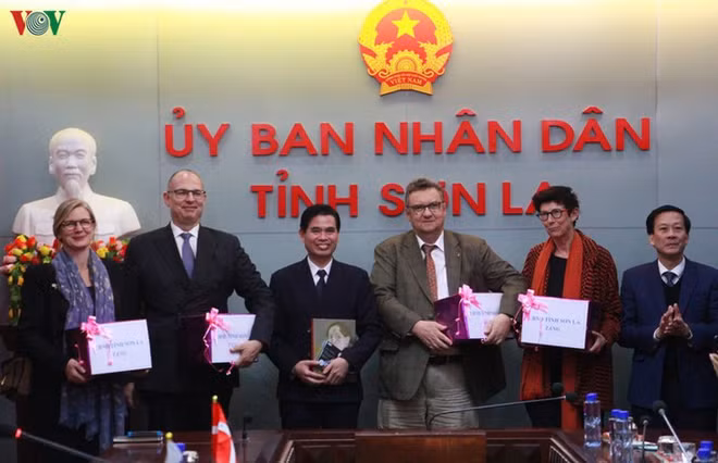 Les ambassadeurs des pays d’Europe du Nord visitent Son La ảnh 1