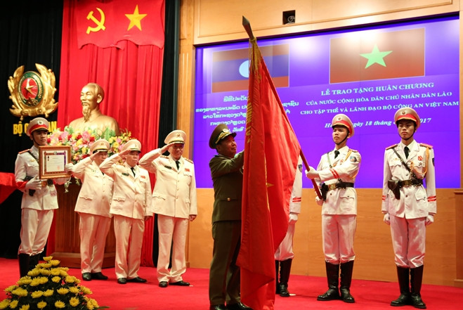 Distinctions honorifiques du Laos pour le ministère de la Sécurité publique ảnh 1 Distinctions honorifiques du Laos pour le ministère de la Sécurité publique ảnh 1