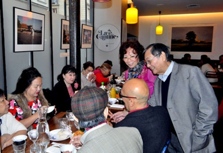 Des Vietnamiens en France viennent en aide aux sinistrés des inondations du Centre ảnh 1 Des Vietnamiens en France viennent en aide aux sinistrés des inondations du Centre ảnh 1