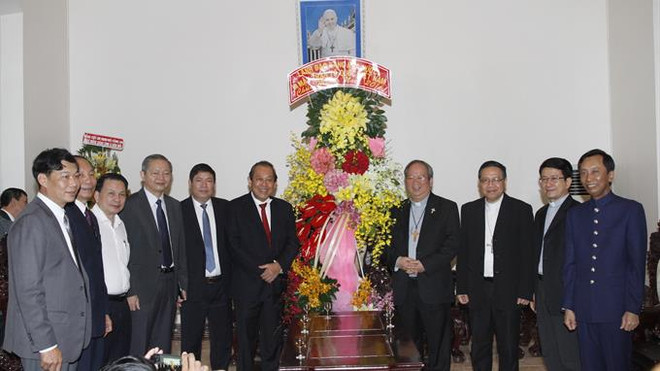 Noël : le vice-Premier ministre Truong Hoa Binh félicite des chrétiens ảnh 1 Noël : le vice-Premier ministre Truong Hoa Binh félicite des chrétiens ảnh 1