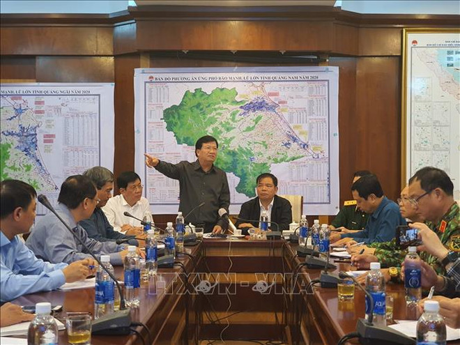 Le vice-PM Trinh Dinh Dung appelle à une vigilance maximale face au typhon Molave ảnh 1 Le vice-PM Trinh Dinh Dung appelle à une vigilance maximale face au typhon Molave ảnh 1